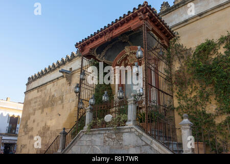 Autel de la Vierge )(Virgen de los Faroles ) situé sur l'extérieur du mur nord de la grande mosquée de Cordoue, en Andalousie, espagne. Banque D'Images