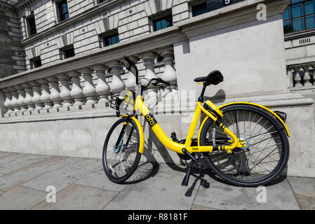 Ofo location dans London street. Dockless cycle hire scheme, Londres, Royaume-Uni. Location vélo en attente dans Great George Street, Westminster, Londres. À louer Banque D'Images