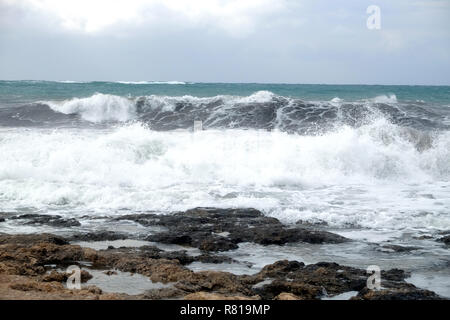 Les vagues de tempête sur la rupture des pierres côtières contre le ciel nuageux à couvert 24 Banque D'Images