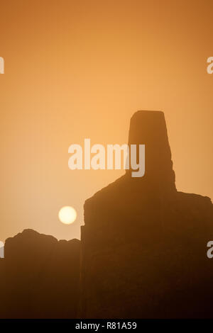 Misty scène sur Stiperstones, Shropshire, en une seule couleur, avec le soleil visible, et le trig point. Banque D'Images