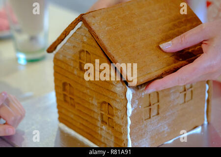 Étape par étape, photos de la construction d'une maison en pain d'épices Banque D'Images