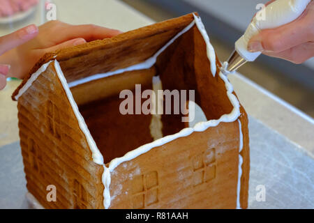 Étape par étape, photos de la construction d'une maison en pain d'épices Banque D'Images