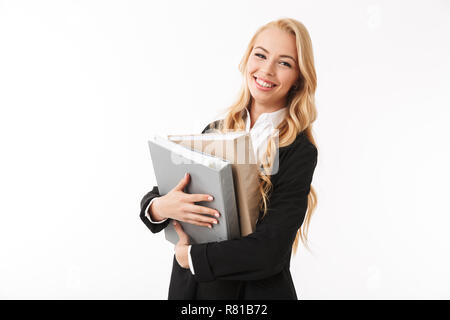 Photo de belle fille portant costume office manager holding paper dossiers dans mains isolated over white background in studio Banque D'Images