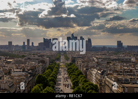 Areal shot de la ville de Paris et gratte-ciel prises de l'Arc de triomphe. Banque D'Images