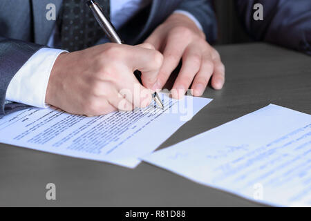 Close up.businessman remplissant le formulaire de contrat. Banque D'Images