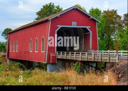 Scio, Oregon, USA - Octobre 6,2015 : Shimanek Covered Bridge est le plus long pont couvert au comté de Linn près de Scio, Oregon. Traversée du ruisseau Thomas ce Banque D'Images