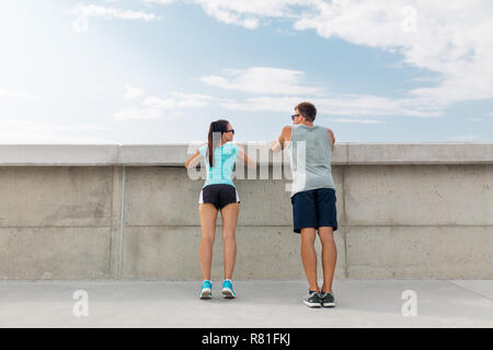Heureux couple exercising outdoors Banque D'Images
