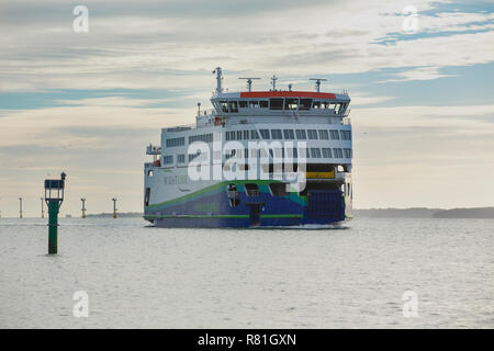 Le nouveau car-ferry Wightlink Victoria de Wight arrivant dans le port de Portsmouth. Une nouvelle génération de navires écologiques. Banque D'Images