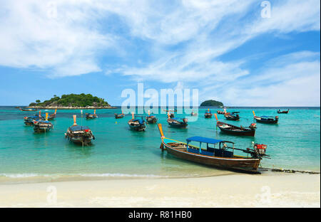 De nombreux bateaux à longue queue sur Sunrise Beach, Koh Lipe, Thaïlande. Banque D'Images