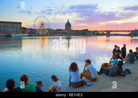 TOULOUSE, FRANCE - 13 août 2017 : Les gens se reposant à la digue de la rivière Garone à Toulouse. Toulouse est la capitale de la région d'Occitanie Banque D'Images