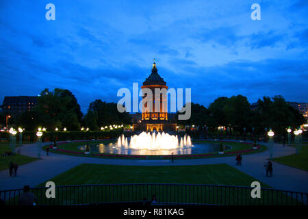 Wasserturm (château d'eau), emblème de la ville Mannheim dans la nuit. Bade-wurtemberg, Allemagne Banque D'Images