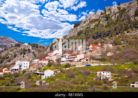 Ville et forteresse de Klis près de Split Dalmatie, région de la Croatie Banque D'Images