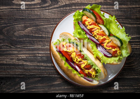 Hot dog avec légumes frais sur la table en bois. Banque D'Images