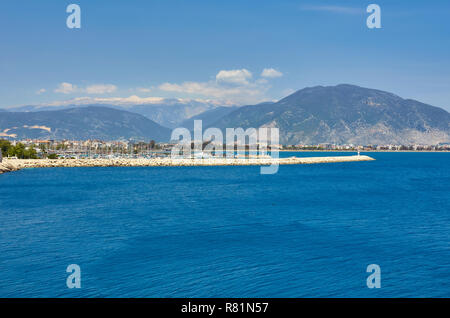 Phare sur le remblai Finikie, district d'Antalya, Turquie Banque D'Images