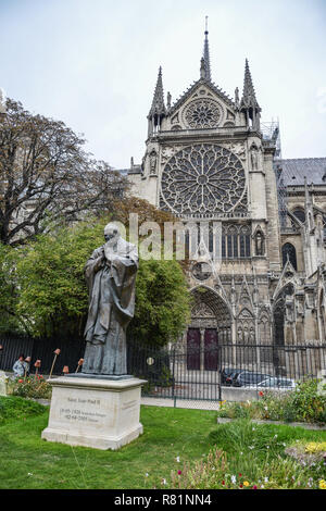 Paris, France - Oct 2, 2018. La statue de Saint (PAPE) Jean-Paul II, près de la cathédrale Notre-Dame de Paris. Banque D'Images