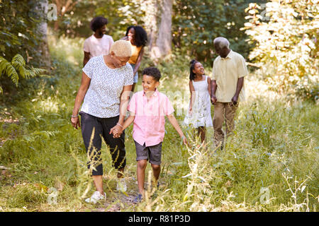 Grand-mère noire marcher avec petit-fils et de la famille, pleine longueur Banque D'Images