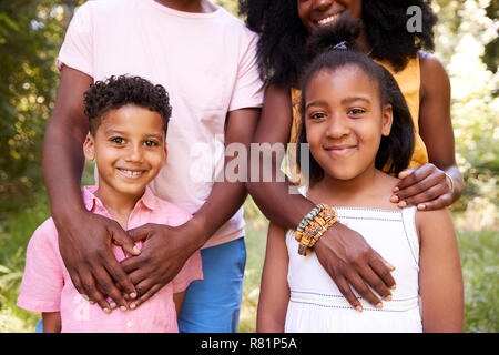 Mid section of black couple et leurs deux enfants, portrait Banque D'Images