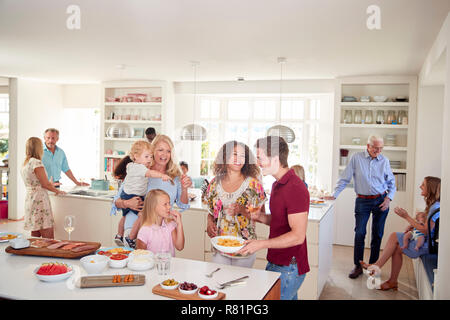 Portrait et amis réunis à Cuisine pour Celebration Party Banque D'Images