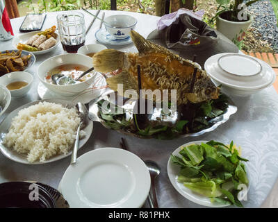 Repas pour les touristes à M. Kiet maison historique de la plus vieille maison de Cai Be Vietnam Asie dispose de Deep Fried Elephant's ear fish Banque D'Images