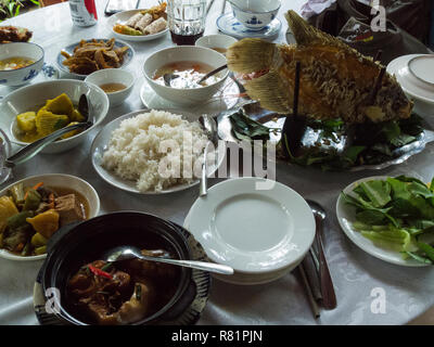 Repas pour les touristes à M. Kiet maison historique de la plus vieille maison de Cai Be Vietnam Asie dispose de Deep Fried Elephant's ear fish Banque D'Images