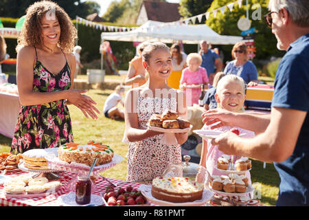 Les enfants en On Cake stand à été occupé Jardin Fete Banque D'Images