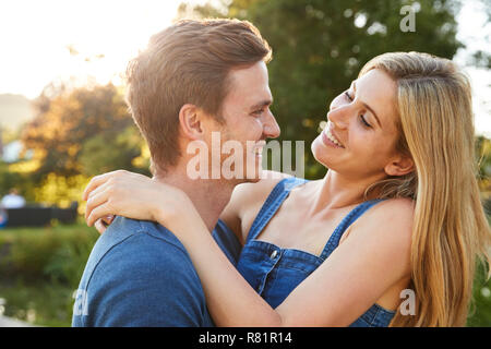 Loving Couple Hugging Outdoors in Summer Park Banque D'Images