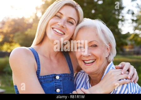 Portrait Of Smiling Mother and Daughter Outdoors in Summer Park Banque D'Images