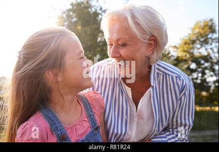 Jeu de grand-mère avec sa petite-fille en parc d'été Banque D'Images