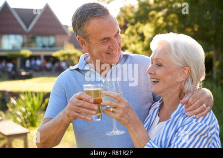 Senior Couple Enjoying Outdoor boisson d'été au Pub Banque D'Images