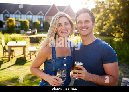 Portrait de Couple Enjoying Outdoor boisson d'été au Pub Banque D'Images