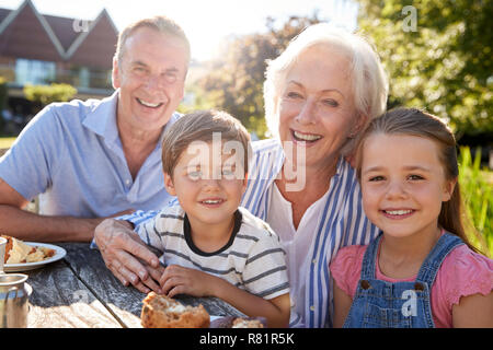 Portrait de grands-parents avec petits-enfants bénéficiant d'été en plein air au Café Snack Banque D'Images