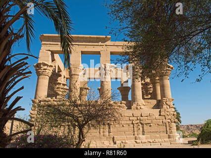 Mur et colonnes sur un kiosque de l'Ancien Temple égyptien d'Isis à Philae Island Aswan Banque D'Images