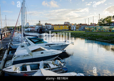 Vila do Conde, Portugal - 01 juin 2018 : journée ensoleillée par l'Ave, district de Porto, Portugal Banque D'Images