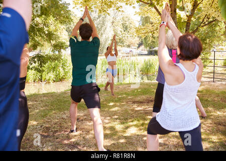 Instructeur de yoga en plein air femmes leader de classe Banque D'Images