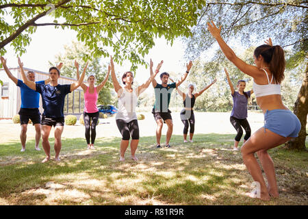 Instructeur de yoga en plein air femmes leader de classe Banque D'Images