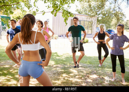 Instructeur de yoga en plein air femmes leader de classe Banque D'Images