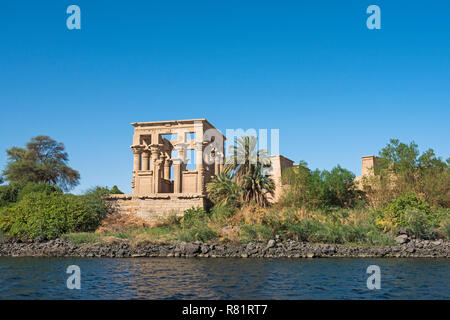 Mur et colonnes sur un kiosque de l'Ancien Temple égyptien d'Isis à Philae Island Aswan par Nil Banque D'Images