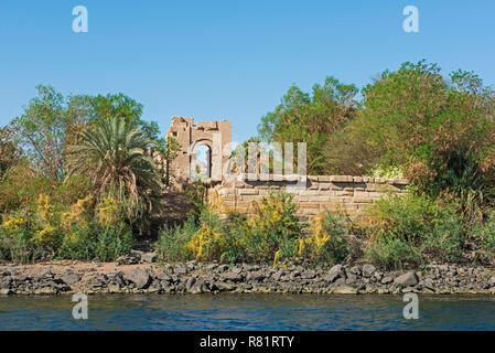 Vue du Nil d'un kiosque de l'Ancien Temple égyptien d'Isis à Philae Island Aswan Banque D'Images