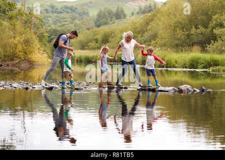 Passage de la famille tandis que la rivière randonnées au Royaume-Uni Lake District Banque D'Images