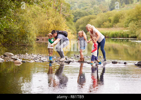 Passage de la famille tandis que la rivière randonnées au Royaume-Uni Lake District Banque D'Images