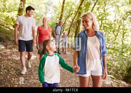 Multi Generation Family Enjoying Walk le long chemin ensemble forestiers Banque D'Images