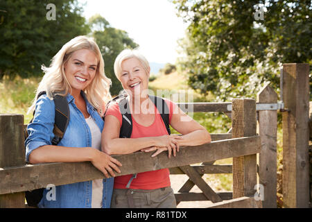 Portrait of Senior Mère avec sa fille adulte Randonnée dans Lake District UK à plus de barrière en bois Banque D'Images