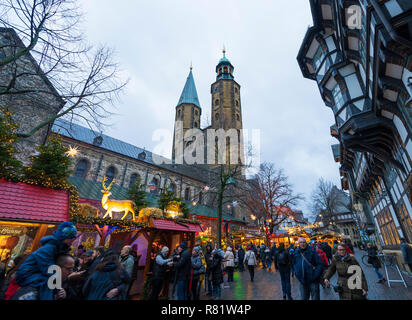 Caler au traditionnel Marché de Noël à Goslar, Basse-Saxe, Allemagne Banque D'Images