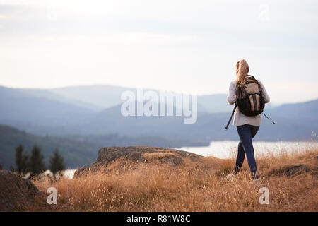 Une jeune femme de race blanche adultes randonnées seul sur un pic de montagne, Vue de dos Banque D'Images