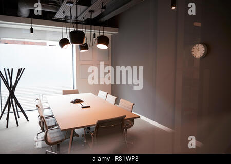 Les chaises Table de conférence dans une salle de réunion moderne vide Banque D'Images