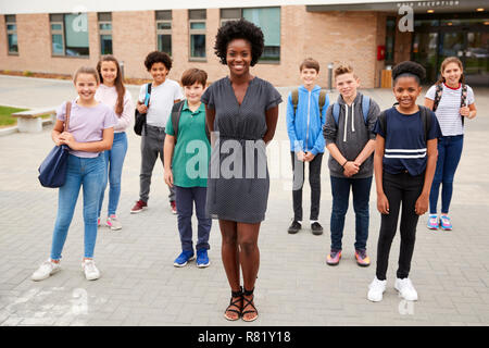 Portrait of a High School Student Group avec l'enseignante à l'extérieur de bâtiments scolaires Banque D'Images