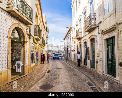 TAVIRA, PORTUGAL - Mars 28, 2018 : Rue de la vieille ville de Tavira, dans la région de l'Algarve, au sud du Portugal. Banque D'Images