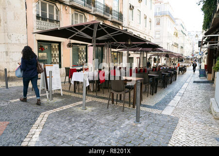 Cityscape. Vue sur street café en plein air dans le centre historique de Lisbonne, Portugal Banque D'Images