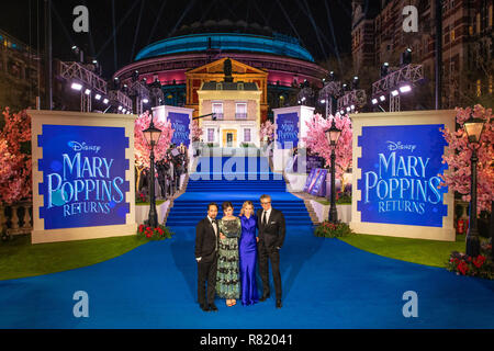 (De gauche à droite) Lin-Manuel Miranda, Emily Mortimer, Emily Blunt et Colin Firth participant à la première européenne de Mary Poppins renvoie au Royal Albert Hall de Londres. Banque D'Images