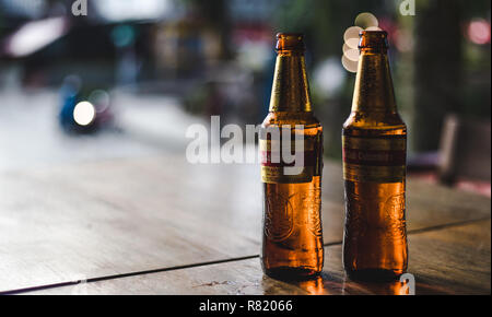 Des flacons de la Colombie La Colombie, Club d'une bière de marque - Produit par Bavaria S.A. / Brasserie AB InBev - sur une table d'un bar dans Poblado, Medellín Banque D'Images